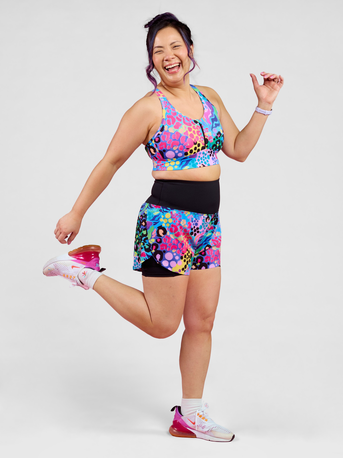 Electric Leopard FlexiZip Crop II - Sports bra cross back Electric Leopard petite, worn by Faye