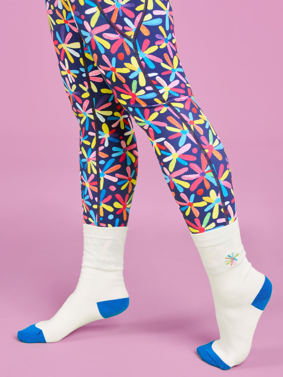 Happy Daisies 2-pack Socks - blue daisies moisture wicking